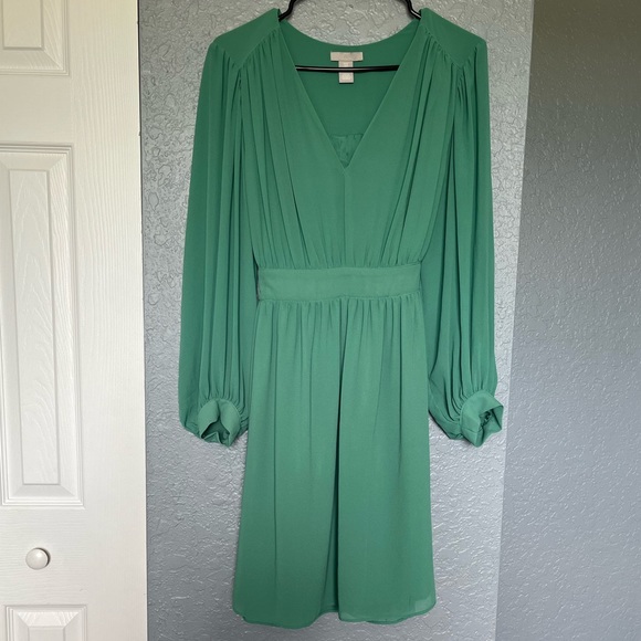 H&M short v-neck dress - Picture 2 of 4